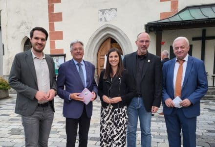 11 Chefs-vor-der-Kirche